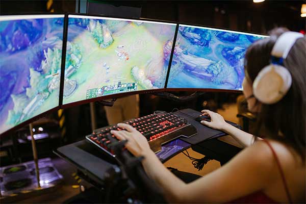 women playing league of legends